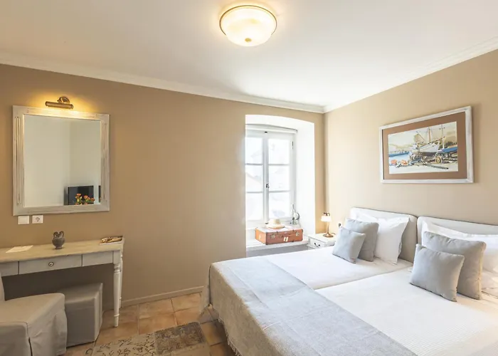 מלון Arethousa 3*